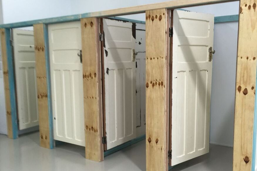 हॉटेल रूम, चेंजिंग रूममध्ये कॅमेरे लपवल्याची अनेक प्रकरणं तुम्ही आतापर्यंत ऐकली असतील. मॉल, कपड्यांच्या दुकानात तर हमखास अशा घटना घडत असतात.