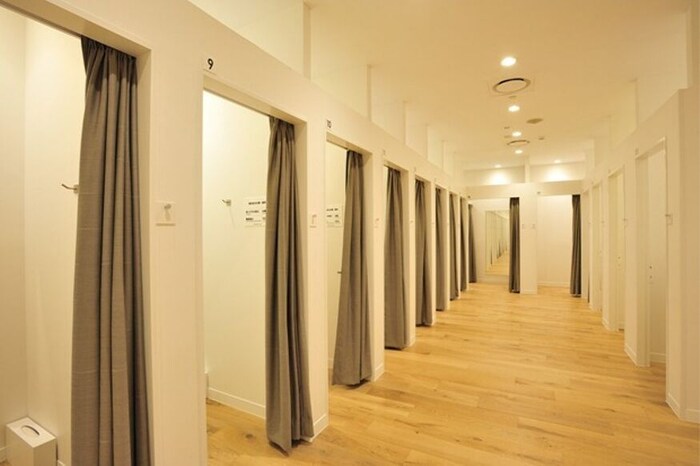 तुम्ही या प्रकरणात अडकू नये यासाठी काही गोष्टींकडे लक्ष देणं गरजेचं आहे. आज आम्ही तुम्हाला अशा काही टिप्स सांगणार आहोत ज्याने तुम्ही चेंजिंग रूममध्ये कॅमेरा लपवला आहे की नाही ते कळेल. 