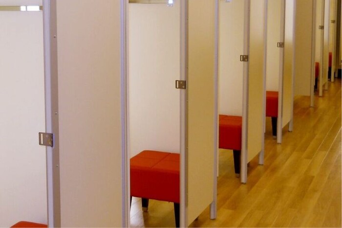 आरशावर एकदा नॉक करून पाहा. आवाज सामान्य असल्यास चेंजिंग रूम सेफ आहे. आरसा दोन्ही बाजूने असल्यास पोकळ वस्तूवर नॉक केल्याप्रमाणे आवाज येईल. अशावेळी दुसरीकडून तुमच्यावर नजर ठेवली जात असल्याचं समजावं.