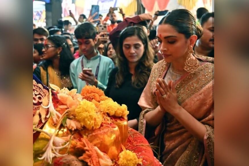 अभिनेत्री दीपिका पदुकोणनं नुकतंच लालबागच्या राजाचं दर्शन घेतलं. यावेळी दीपिकानं अनवाणी चालत जाऊन बाप्पाची पुजा केली. अभिनेत्री दीपिका पदुकोणनं नुकतंच लालबागच्या राजाचं दर्शन घेतलं. यावेळी दीपिकानं अनवाणी चालत जाऊन बाप्पाची पुजा केली.