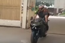 माहीची धुम स्टाईल! 35 लाखांच्या Kawasaki H2 बाईकवरून राईडवर निघाला धोनी