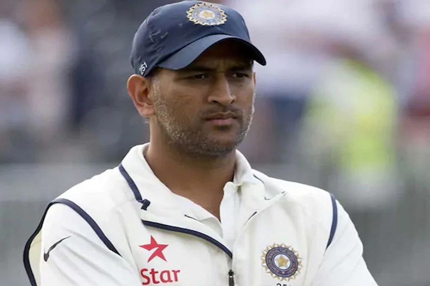 वर्षाला 800 कोटी कमवणाऱ्या धोनीने कोरोनाग्रस्तांना दिले फक्त 1 लाख, चाहते भडकले