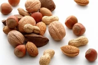 अक्रोड- यात विटामिन ई मोठ्या प्रमाणात असतं. याशिवाय यात कॅलरीही कमी असतात. मधुमेहाच्या टाइप- 2 रुग्णांसाठी अक्रोड फार फायदेशीर आहे. यामुळे कोलेस्ट्रोल नियंत्रणात राहण्यास मदत होते. संशोधनानुसार, जे लोक नियमित अक्रोड खातात त्यांच्यात मधुमेह होण्याचा धोका जे अक्रोड खात नाही त्यांच्या तुलनेत कमी असतो. संशोधकांनुसार, तीन चमचे अक्रोड खाल्ल्याने टाइप 2 मधुमेहाचा धोका 47 टक्के कमी होतो. अक्रोड- यात विटामिन ई मोठ्या प्रमाणात असतं. याशिवाय यात कॅलरीही कमी असतात. मधुमेहाच्या टाइप- 2 रुग्णांसाठी अक्रोड फार फायदेशीर आहे. यामुळे कोलेस्ट्रोल नियंत्रणात राहण्यास मदत होते. संशोधनानुसार, जे लोक नियमित अक्रोड खातात त्यांच्यात मधुमेह होण्याचा धोका जे अक्रोड खात नाही त्यांच्या तुलनेत कमी असतो. संशोधकांनुसार, तीन चमचे अक्रोड खाल्ल्याने टाइप 2 मधुमेहाचा धोका 47 टक्के कमी होतो.