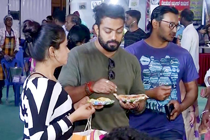 मंडळी एक असा काळ होता जेव्हा लोक जमिनीवर बसून जेवायचे. पण काळ बदलला तशी जेवणाची पद्धतही बदलत गेली. आता तर लोक टेबल-खुर्चीवर बसून जेवायला लागले. हे कमी की काय अनेक ठिकाणी लोत उभं राहून जेवतात. मंडळी एक असा काळ होता जेव्हा लोक जमिनीवर बसून जेवायचे. पण काळ बदलला तशी जेवणाची पद्धतही बदलत गेली. आता तर लोक टेबल-खुर्चीवर बसून जेवायला लागले. हे कमी की काय अनेक ठिकाणी लोत उभं राहून जेवतात.
