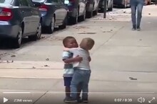 निर्मळ प्रेम! दोन मित्र असे कडकडून भेटतात पाहा... तुम्हीही कराल कौतुक