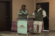 बापरे! गाणं गाता गाताच गेला त्यांचा जीव, पाहा VIDEO बापरे! गाणं गाता गाताच गेला त्यांचा जीव, पाहा VIDEO