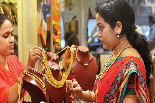 खूशखबर!आठवड्याच्या सुरुवातीला सोनं-चांदी झालं एकदम स्वस्त, 'हे' आहेत दर