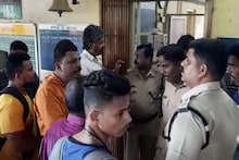 VIDEO: मांडवी एक्सप्रेस खेड स्थानकावर थांबलीच नाही, प्रवासी संतापले!