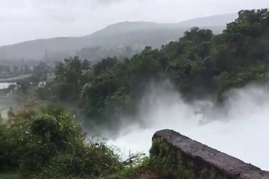 VIDEO: कोल्हापुरात पावसाचं थैमान; जिल्ह्यातील 75 बंधारे पाण्याखाली