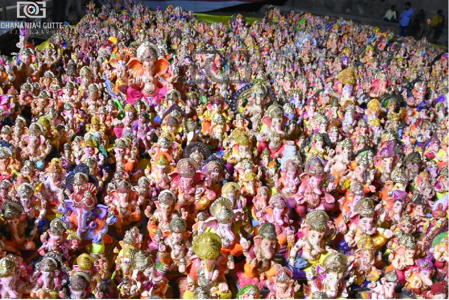 बाप्पाच्या विसर्जनाला पाणी नाही म्हणून लातूरकरांचा जगावेगळा उपक्रम, सगळ्या मुर्ती...!