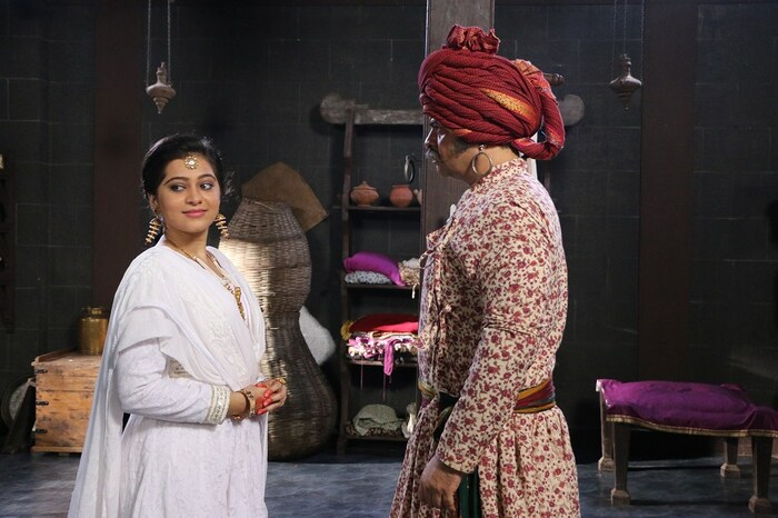 सध्या स्वराज्यरक्षक संभाजी मालिकेत लवंगीबाई आणि कोंडाजी बाबा यांची केमिस्ट्री चांगलीच जुळलीय. प्रेक्षकांना लवंगीनं आपलसं केलं.