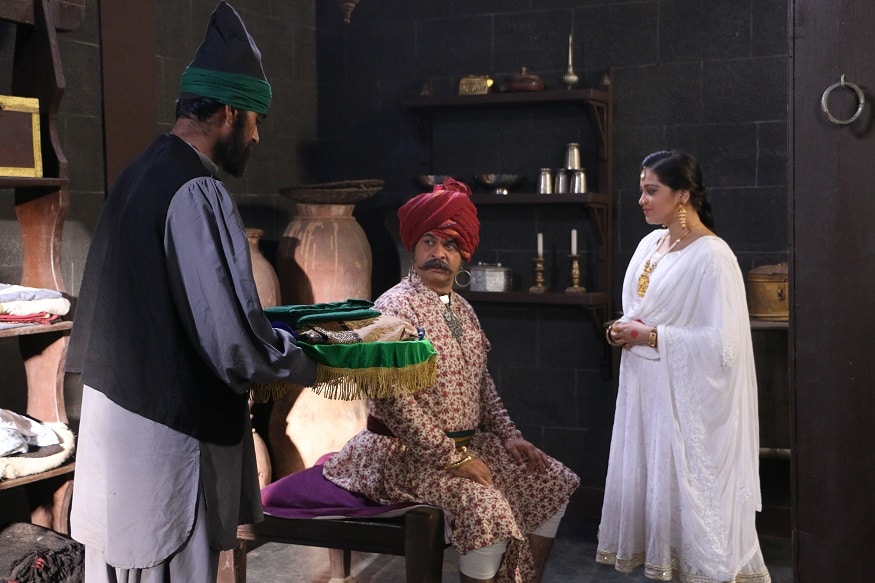 त्यावेळी सिद्धीनं लवंगी दासी कोंडाजी बाबांना भेट दिली होती. या लवंगी बाईवर कोंडाजी फर्जंद यांचं प्रेम होतं आणि तिच्यामुळेच मराठ्यांची जंजिरा मोहीम फसली, अशा काही आख्यायिका इतिहासात आहेत. त्यावेळी सिद्धीनं लवंगी दासी कोंडाजी बाबांना भेट दिली होती. या लवंगी बाईवर कोंडाजी फर्जंद यांचं प्रेम होतं आणि तिच्यामुळेच मराठ्यांची जंजिरा मोहीम फसली, अशा काही आख्यायिका इतिहासात आहेत.