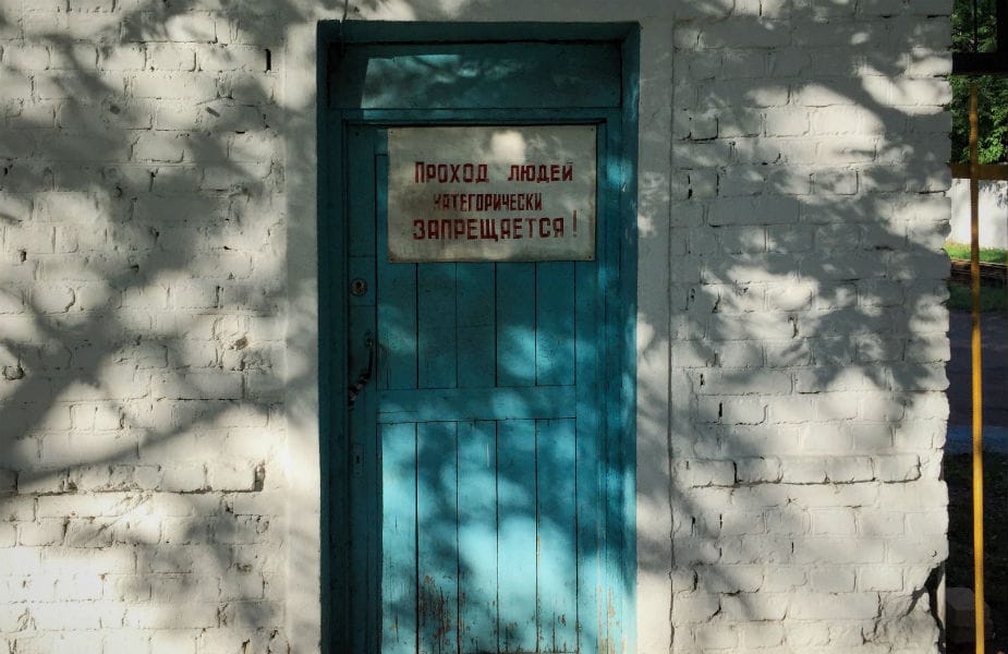वास्तुशास्त्रानुसार, जर तुम्ही घराचा दरवाजा वास्तुच्या नियमांनुसार तयार करून घेतला तर घरात सकारात्मक वातावरण नेहमीच तयार राहील. आज आपण घराचं मुख्य दरवाजा कसा असावा याबद्दल माहिती करून घेऊ. वास्तुशास्त्रानुसार, जर तुम्ही घराचा दरवाजा वास्तुच्या नियमांनुसार तयार करून घेतला तर घरात सकारात्मक वातावरण नेहमीच तयार राहील. आज आपण घराचं मुख्य दरवाजा कसा असावा याबद्दल माहिती करून घेऊ.