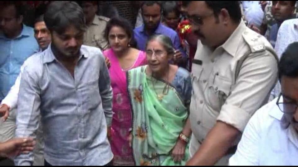 दरम्यान, या भेटीवेळी ममता बॅनर्जी यांनी जशोदाबेन यांना भेटवस्तू म्हणून साडी दिल्याचंही सांगण्यात येत आहे. दरम्यान, या भेटीवेळी ममता बॅनर्जी यांनी जशोदाबेन यांना भेटवस्तू म्हणून साडी दिल्याचंही सांगण्यात येत आहे.