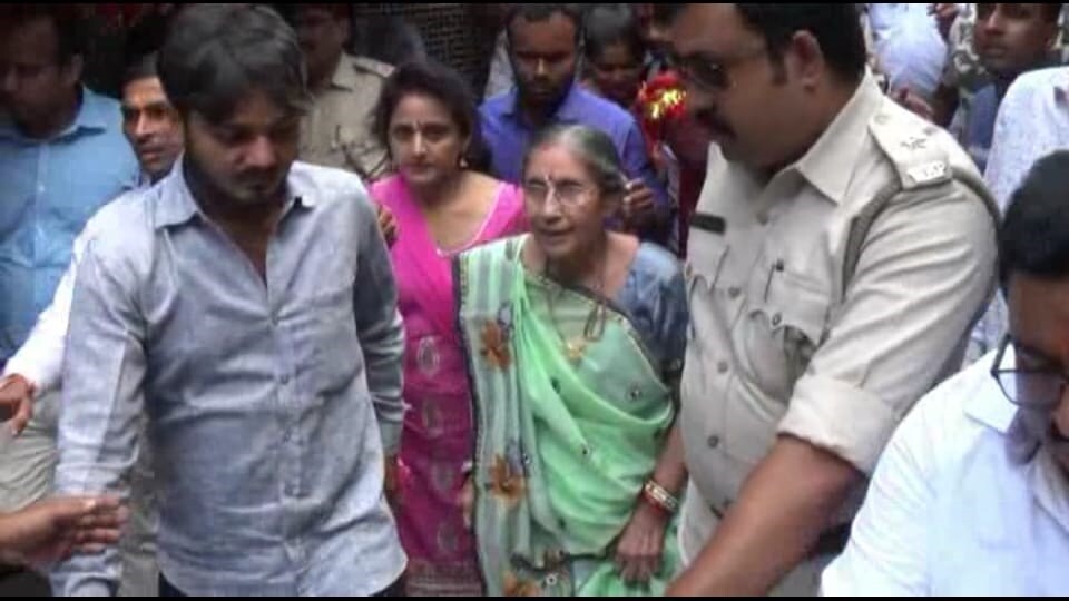 ममता बॅनर्जी या दिल्लीला निघाल्या होत्या. त्यावेळी विमानतळावर त्यांची भेट जशोदाबेन यांच्याशी झाली. सूत्रांनी दिलेल्या माहितीनुसार, जशोदाबेन या झारखंडच्या धनबादमध्ये गेले 2 दिवस यात्रा करण्यासाठी गेल्या होत्या. त्या परतत असताना कोलकत्ता विमानतळावर त्यांची भेट झाली. ममता बॅनर्जी या दिल्लीला निघाल्या होत्या. त्यावेळी विमानतळावर त्यांची भेट जशोदाबेन यांच्याशी झाली. सूत्रांनी दिलेल्या माहितीनुसार, जशोदाबेन या झारखंडच्या धनबादमध्ये गेले 2 दिवस यात्रा करण्यासाठी गेल्या होत्या. त्या परतत असताना कोलकत्ता विमानतळावर त्यांची भेट झाली.