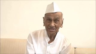 राज्याचे माजी मंत्री बी. जे. खताळ पाटील यांचे मध्यरात्री 2 वाजता राहत्या घरी निधन झालं. ते 101 वर्षांचे होते. त्यांच्या पार्थिवावर सोमवारी दुपारी 4 वाजता संगमनेर इथे शासकीय इतमामात अंत्यसंस्कार करण्यात येणार आहेत. राज्याचे माजी मंत्री बी. जे. खताळ पाटील यांचे मध्यरात्री 2 वाजता राहत्या घरी निधन झालं. ते 101 वर्षांचे होते. त्यांच्या पार्थिवावर सोमवारी दुपारी 4 वाजता संगमनेर इथे शासकीय इतमामात अंत्यसंस्कार करण्यात येणार आहेत.