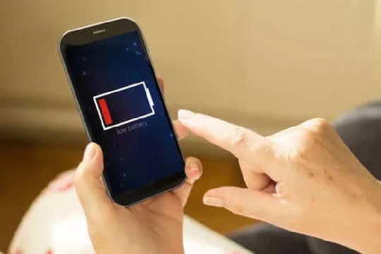 फोनचं चार्जिंग लवकर संपतं? बॅटरी वाचवण्यासाठी वापरा या टीप्स
