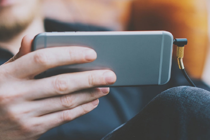 मुलायम कपडा किंवा मायक्रोफायबर – मोबाईल स्वच्छ करण्याचा हा सर्वात असा चांगला मार्ग आहे. कपड्याचं एक टोकं हलकसं पाण्यात भिजवून त्याने मोबाईल स्वच्छ करून घ्या.