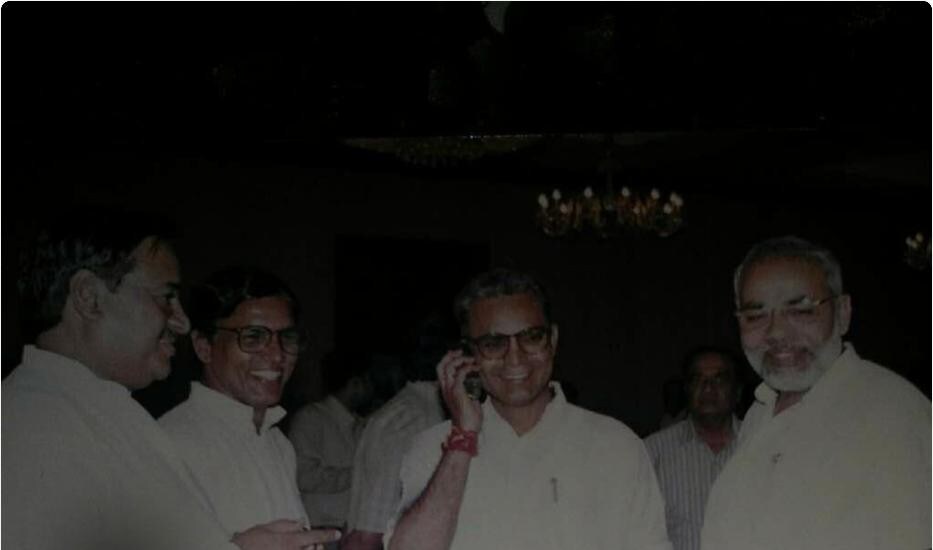 हजारो नेटकऱ्यांनी नरेंद्र मोदी यांच्या तरुणपणातील फोटो सोशल मीडियावर शेअर करत आठवणींना उजाळा दिला आहे. हजारो नेटकऱ्यांनी नरेंद्र मोदी यांच्या तरुणपणातील फोटो सोशल मीडियावर शेअर करत आठवणींना उजाळा दिला आहे.