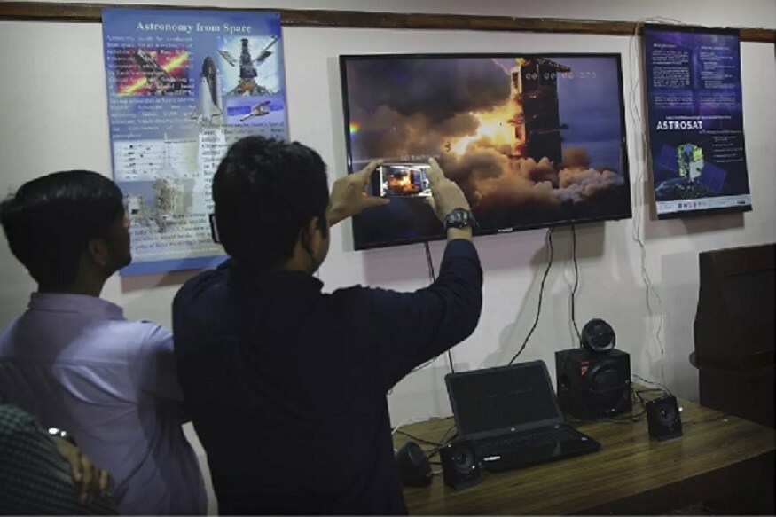 विक्रम लँडरमधली यंत्रणा आता पूर्णपणे बंद झाल्याचीच शक्यता आहे. पण नक्की कशामुळे विक्रमचा संपर्क तुटला आहे ते कळू शकलं नाही. विक्रम लँडरमधली यंत्रणा आता पूर्णपणे बंद झाल्याचीच शक्यता आहे. पण नक्की कशामुळे विक्रमचा संपर्क तुटला आहे ते कळू शकलं नाही.