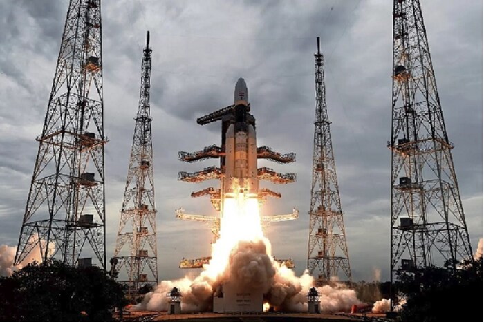 विक्रम लँडरमधल्या काही उपकरणांमुळे अजूनही संपर्काची शक्यता आहे, असं काही वैज्ञिनिकांना वाटतं आहे. चंद्रावर अजून काहिसा उजेड असेपर्यंत तरी आशा कायम आहे. 
