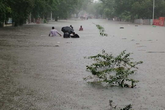 मुंबईत 4 वाजता भरतीची वेळ असल्यामुळे पाणी साचण्याचा धोका आहे.