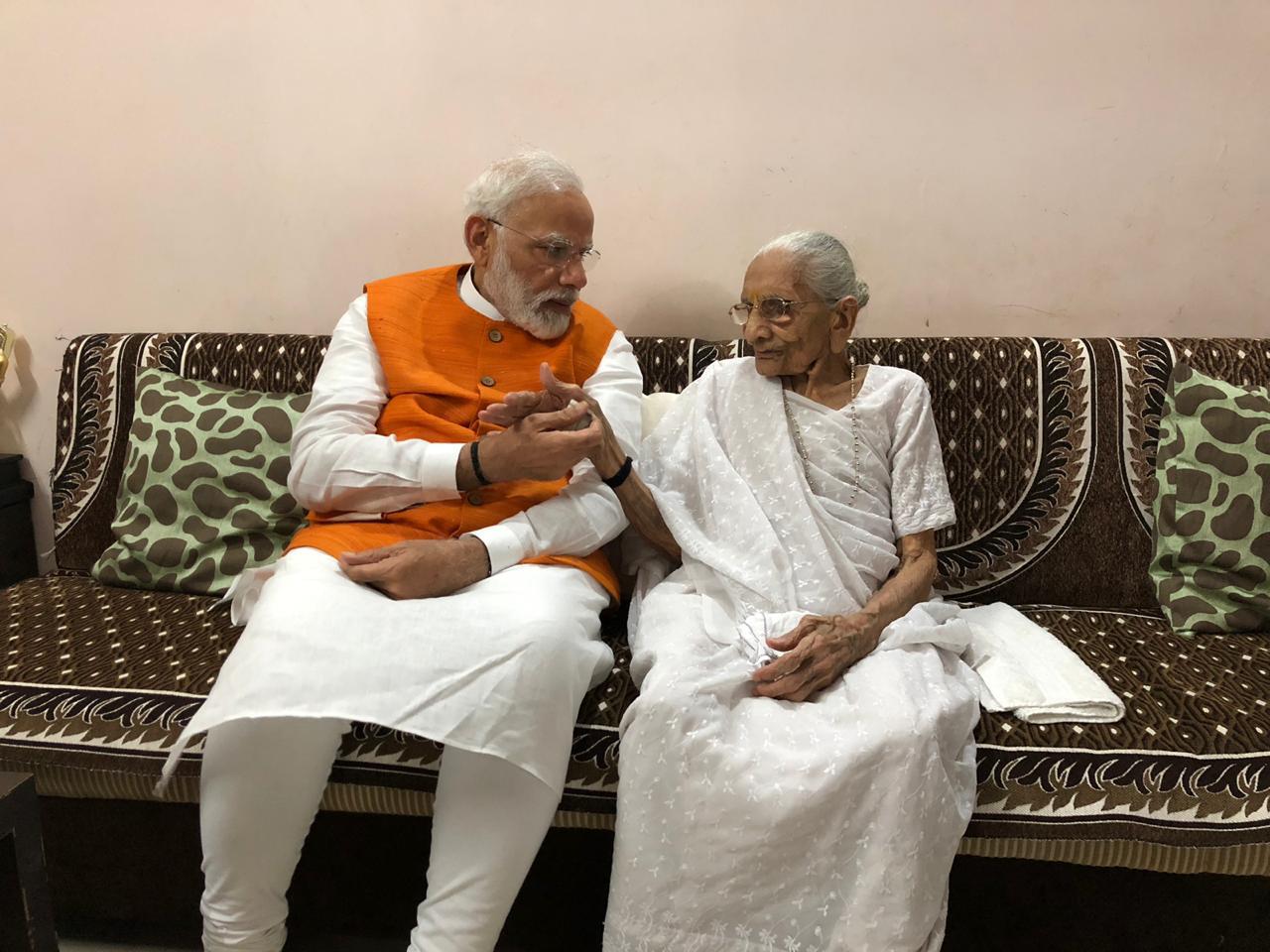 पंतप्रधान नरेंद्र मोदी यांचा आज 69 वा वाढदिवस देशभर 'सेवा दिवस' म्हणून साजरा केला जातोय. यानिमित्त भाजपने देशभर विविध कार्यक्रमांचं आयोजन केलंय. तर मोदींनी गुजरातमध्ये आज विविध प्रकल्पांचं उद्घाटन केलं आणि त्यांनी आपल्या आईंचा आर्शीवाद घेतला आणि त्यांच्यासोबत जेवणही केलं. पंतप्रधान मोदी दरवर्षी न चुकता आपल्या वाढदिवसाला आईची भेट घेऊन आशीर्वाद घेतात. आणि हिराबेन या आपल्या लाडक्या मुलाला वाढदिवसाच्या दिवशी काही नाणी आणि पैसे भेट म्हणून देतात. ही भेट आपल्यासाठी अमुल्य असल्याचं पंतप्रधान नरेंद्र मोदी यांनी म्हटलं आहे. पंतप्रधान नरेंद्र मोदी यांचा आज 69 वा वाढदिवस देशभर 'सेवा दिवस' म्हणून साजरा केला जातोय. यानिमित्त भाजपने देशभर विविध कार्यक्रमांचं आयोजन केलंय. तर मोदींनी गुजरातमध्ये आज विविध प्रकल्पांचं उद्घाटन केलं आणि त्यांनी आपल्या आईंचा आर्शीवाद घेतला आणि त्यांच्यासोबत जेवणही केलं. पंतप्रधान मोदी दरवर्षी न चुकता आपल्या वाढदिवसाला आईची भेट घेऊन आशीर्वाद घेतात. आणि हिराबेन या आपल्या लाडक्या मुलाला वाढदिवसाच्या दिवशी काही नाणी आणि पैसे भेट म्हणून देतात. ही भेट आपल्यासाठी अमुल्य असल्याचं पंतप्रधान नरेंद्र मोदी यांनी म्हटलं आहे.