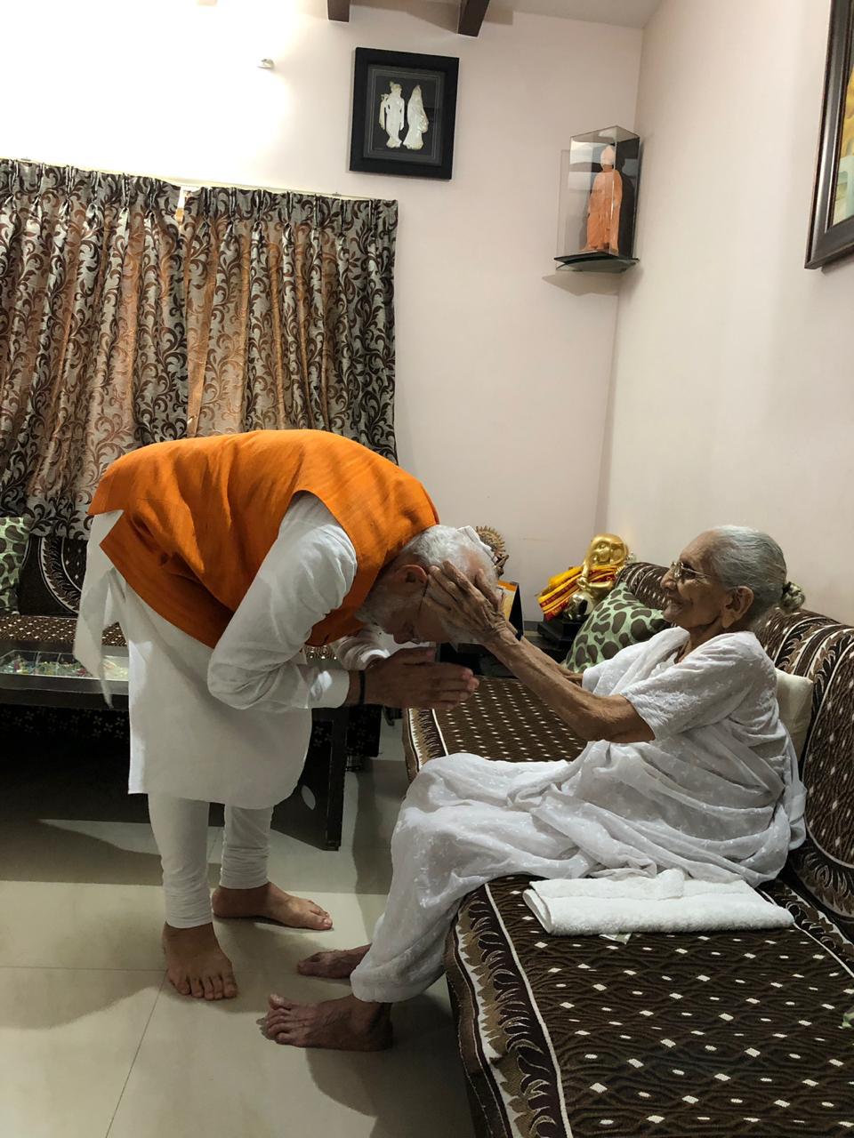 पंतप्रधान नरेंद्र मोदींचा जन्म 17 सप्टेंबर 1950 रोजी गुजरातच्या वडनगर या छोट्याशा गावात झाला. गरीबीची परिस्थिती असल्यानं त्यांनी वडिलांसोबत वडनगर रेल्वे स्थानकात चहा विकण्याचं काम करायला सुरूवात केली. वडिलांना मदत व्हावी म्हणून ते वडिलांच्या कामात मदत करत होते. लहानपणापासून देशसेवा करण्याचं त्यांचं स्वप्न होतं. पंतप्रधान नरेंद्र मोदींचा जन्म 17 सप्टेंबर 1950 रोजी गुजरातच्या वडनगर या छोट्याशा गावात झाला. गरीबीची परिस्थिती असल्यानं त्यांनी वडिलांसोबत वडनगर रेल्वे स्थानकात चहा विकण्याचं काम करायला सुरूवात केली. वडिलांना मदत व्हावी म्हणून ते वडिलांच्या कामात मदत करत होते. लहानपणापासून देशसेवा करण्याचं त्यांचं स्वप्न होतं.