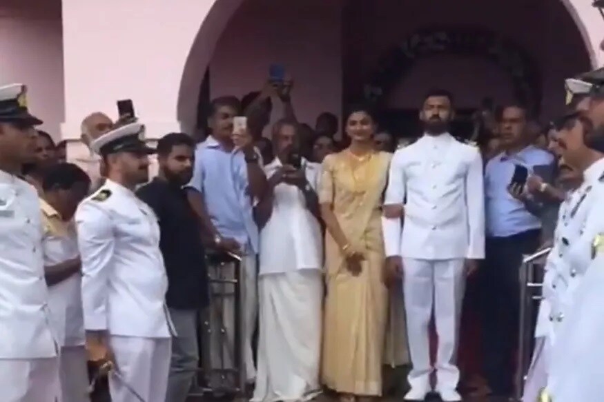 सोशल मीडियावर एक व्हिडिओ सध्या व्हायरल होत आहे. ज्यामध्ये भारतीय नौदलाच्या एका अधिकाऱ्याला पत्नीला इंप्रेस करण्यासाठी 5 टास्क पूर्ण करावे लागले आहेत. या गेमचे फोटो आणि व्हिडिओ सध्या चांगलेच व्हायरल होत आहेत. सोशल मीडियावर एक व्हिडिओ सध्या व्हायरल होत आहे. ज्यामध्ये भारतीय नौदलाच्या एका अधिकाऱ्याला पत्नीला इंप्रेस करण्यासाठी 5 टास्क पूर्ण करावे लागले आहेत. या गेमचे फोटो आणि व्हिडिओ सध्या चांगलेच व्हायरल होत आहेत.