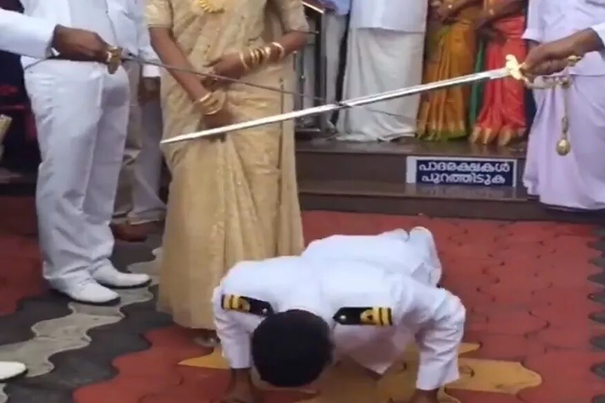 पहिलं टास्क पूर्ण करण्यासाठी अधिकाऱ्याला 20 फूट उंचीवरून उडी मारावी लागली. तर दुसऱ्याने पत्नीसोबत डान्स करण्याचं चॅलेंज दिलं. पहिलं टास्क पूर्ण करण्यासाठी अधिकाऱ्याला 20 फूट उंचीवरून उडी मारावी लागली. तर दुसऱ्याने पत्नीसोबत डान्स करण्याचं चॅलेंज दिलं.