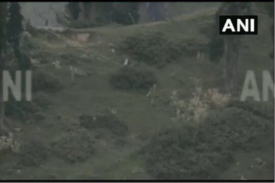 पाकचे सैनिक घुसखोरांचे मृतदेह घेऊन पळाले, पाहा VIDEO