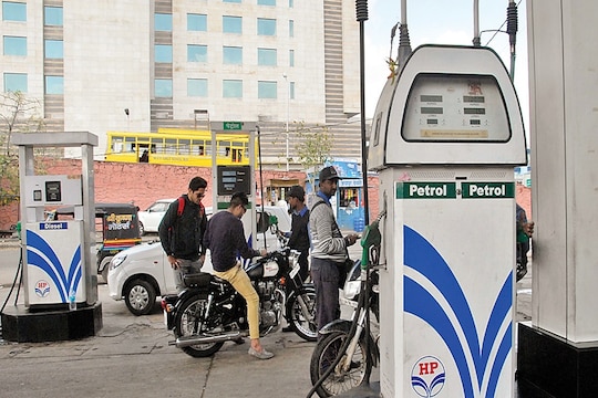 लागोपाठ तिसऱ्या दिवशी पेट्रोल-डिझेल झालं महाग, 'हे' आहेत आजचे दर