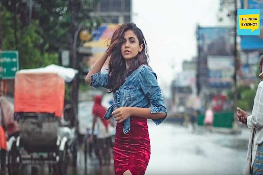 ही फॅशन डिझाइनिंगची विद्यार्थीनी असल्याची माहिती समोर आली आहे. तिने तिच्या प्रोफेशननुसार पावसाची परिस्थीत दाखवली असं या तरुणीचं आणि तिच्या मित्रांचं म्हणणं आहे. ही फॅशन डिझाइनिंगची विद्यार्थीनी असल्याची माहिती समोर आली आहे. तिने तिच्या प्रोफेशननुसार पावसाची परिस्थीत दाखवली असं या तरुणीचं आणि तिच्या मित्रांचं म्हणणं आहे.