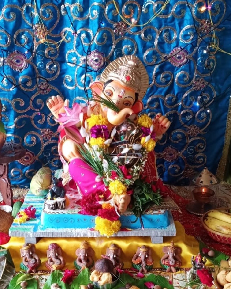 टीव्ही अभिनेता पियुष रानडेचा बाप्पा. बाप्पाची ही मुर्ती म्यूझिकल थीमवर आधारित आहे. यात बाप्पा गिटार वाजवताना दिसत आहे. टीव्ही अभिनेता पियुष रानडेचा बाप्पा. बाप्पाची ही मुर्ती म्यूझिकल थीमवर आधारित आहे. यात बाप्पा गिटार वाजवताना दिसत आहे.