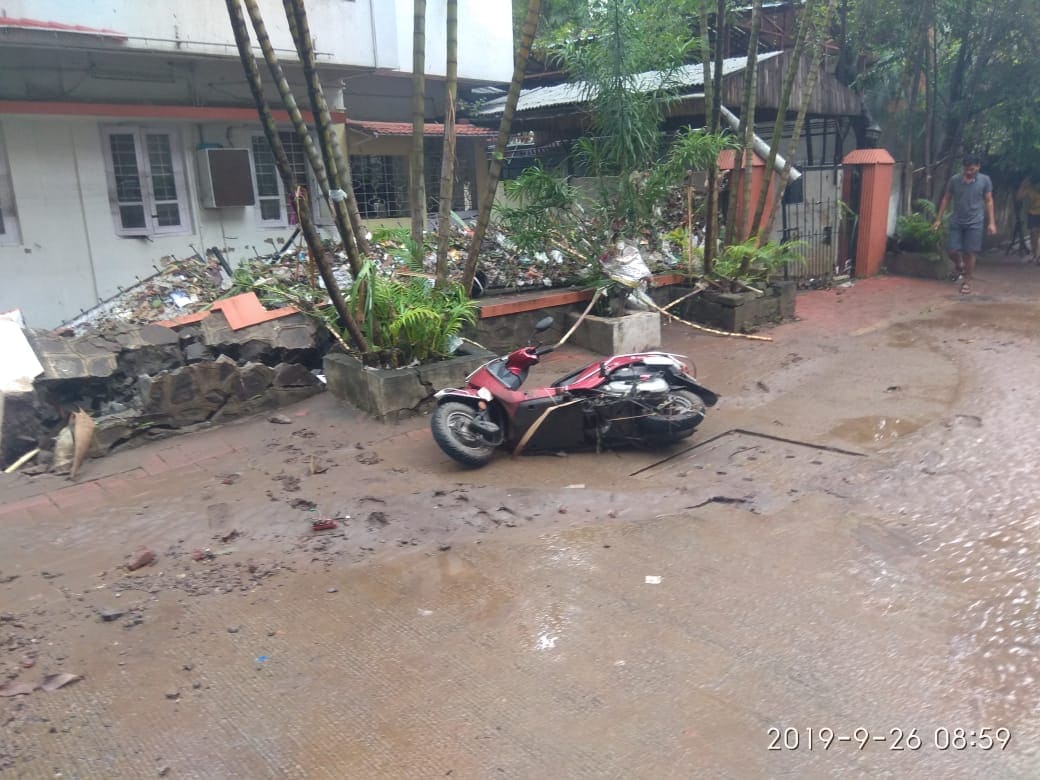बिबवेवाडी लेक टाऊन परिसरीतील २५ वाहने वाहून गेली आहेत. एक इनोव्हा आणि एक दुचाकी वाहून गेली. कात्रज तलाव ओव्हरफ्लो झाल्याने अनेक इमारतींच्या सुरक्षाभिंती कोसळल्या. बिबवेवाडी लेक टाऊन परिसरीतील २५ वाहने वाहून गेली आहेत. एक इनोव्हा आणि एक दुचाकी वाहून गेली. कात्रज तलाव ओव्हरफ्लो झाल्याने अनेक इमारतींच्या सुरक्षाभिंती कोसळल्या.