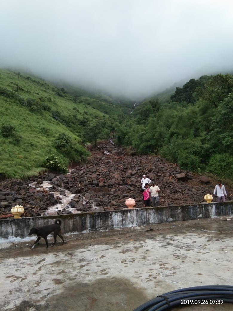 नेक भागात विजपुरवठा बंद करण्यात आला आहे. कात्रज नवीन बोगद्यात पाणी साचल्याने वाहने अडकून पडली आहेत. एनडीआरएफच्या तुकड्या कात्रजमध्ये दाखल झाल्यात. दांडेकर पूल इथल्या ओढ्याशेजारील घरांमध्ये पावसाचे पाणी शिरलं आहे. त्यामुळे नागरिकांनी तात्काळ मदतीचं आवाहन केलं आहे. नेक भागात विजपुरवठा बंद करण्यात आला आहे. कात्रज नवीन बोगद्यात पाणी साचल्याने वाहने अडकून पडली आहेत. एनडीआरएफच्या तुकड्या कात्रजमध्ये दाखल झाल्यात. दांडेकर पूल इथल्या ओढ्याशेजारील घरांमध्ये पावसाचे पाणी शिरलं आहे. त्यामुळे नागरिकांनी तात्काळ मदतीचं आवाहन केलं आहे.