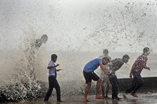 अरे देवा! मुंबई खड्ड्यात गेली, 10 वर्षात असा बसला 14 हजार कोटींचा फटका