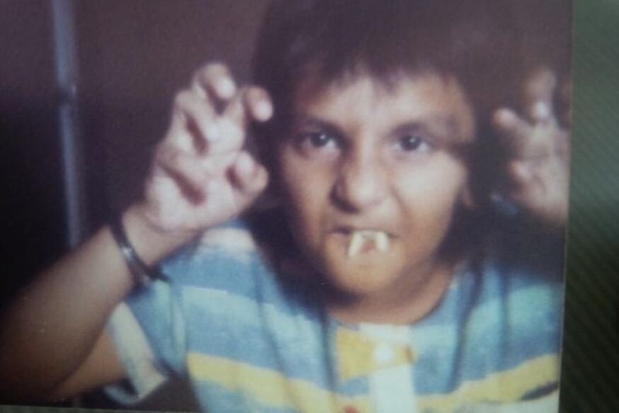 बॉलिवूड सुपरस्टारनं शेअर केला थ्रोबॅक फोटो, ओळखा पाहू कोण आहे 'हा' अभिनेता