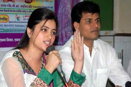 आमदार रवी राणांना रुग्णालयात केलं दाखल, नवनीत राणांचेही थ्रोट स्वॅब तपासणीला