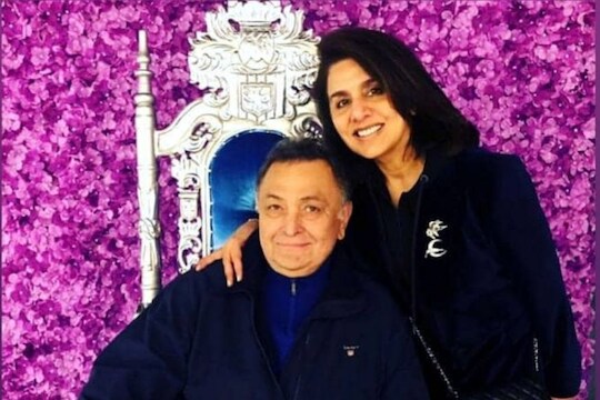अनेक दिवसांपासून ऋषी कपूर या महिन्यात भारतात परतणार अशी चर्चा रंगली होती. मात्र आता ऋषी अनंत चतुर्थीच्या दोन दिवसआधी अर्थात 10 सप्टेंबरला मुंबईत परतणार असल्याचं म्हटलं जात आहे. ऋषी गेल्यावर्षी कर्करोगावर उपचार घेण्यासाठी न्यूयॉर्कमध्ये गेले होते.