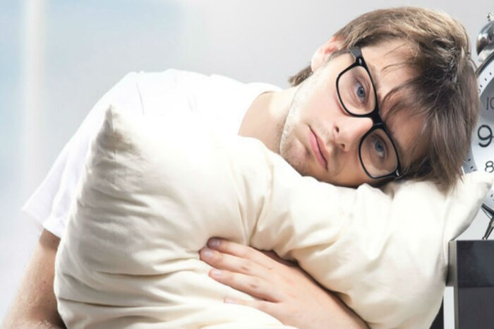 जगभरात लोकांना आरोग्याच्या ज्या काही मुख्य समस्या आहेत त्यात एक समस्या आहे ते म्हणजे झोप न येणं. सुदृढ आरोग्यासाठी पुरेशी झोप घेणं फार महत्त्वाचं आहे.