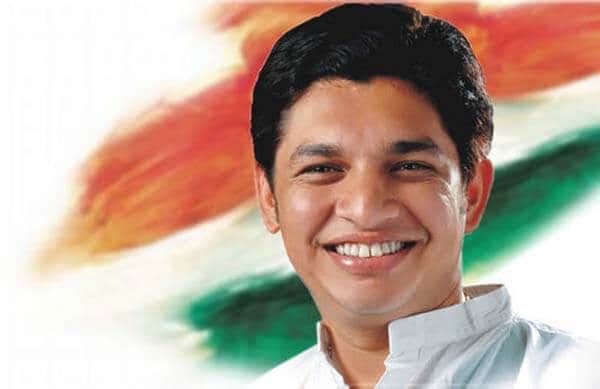 सत्यजीत तांबे - राज्यभरात झालेलं आऊटगोईंग काँग्रेससाठी चिंतेचा विषय ठरला आहे. अनेक जुने नेते पक्ष सोडून गेले आहेत. या पार्श्वभूमीवर युथ काँग्रेसचे अध्यक्ष सत्यजीत तांबे यांच्यावर काँग्रेसला अच्छे दिन आणण्याची मोठी जबाबदारी असणार आहे. काँग्रेसच्या तरुण कार्यकर्त्यांना बळ देण्यात ते यशस्वी ठरतात का, हे तर येणाऱ्या काळातच स्पष्ट होईल. सत्यजीत तांबे - राज्यभरात झालेलं आऊटगोईंग काँग्रेससाठी चिंतेचा विषय ठरला आहे. अनेक जुने नेते पक्ष सोडून गेले आहेत. या पार्श्वभूमीवर युथ काँग्रेसचे अध्यक्ष सत्यजीत तांबे यांच्यावर काँग्रेसला अच्छे दिन आणण्याची मोठी जबाबदारी असणार आहे. काँग्रेसच्या तरुण कार्यकर्त्यांना बळ देण्यात ते यशस्वी ठरतात का, हे तर येणाऱ्या काळातच स्पष्ट होईल.