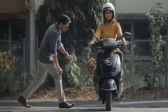 स्कूटी चालवताना बॅलन्स जाणार नाही, आदेश देताच होईल पार्क