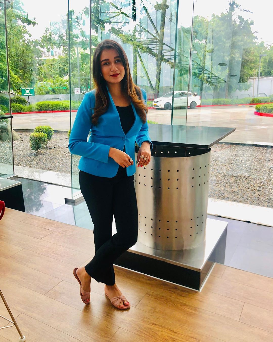 बिग बॉसच्या इतिहासात पहिल्यांदाच एक टीव्ही अँकर या शोमध्ये एंट्री घेणार आहे. शेफली बग्गा इंडिया टुडे ग्रुपच्या 'तेज' चॅनेलवर न्यूज अँकर आहे. बिग बॉसच्या इतिहासात पहिल्यांदाच एक टीव्ही अँकर या शोमध्ये एंट्री घेणार आहे. शेफली बग्गा इंडिया टुडे ग्रुपच्या 'तेज' चॅनेलवर न्यूज अँकर आहे.