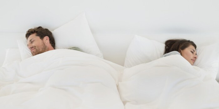 प्रत्येक सुदृढ व्यक्तीसाठी सहा ते आठ तास झोपणं आवश्यक आहे. झोप न येण्याला स्लीप डिसऑर्डर असं म्हटलं जातं. झोप पूर्ण झाली तर आरोग्यही तंदुरुस्त राहायला मदत मिळते. म्हणूनच झोपल्यानंतरही तुम्ही वजन कसं कमी करू शकता याबद्दल आम्ही काही टिप्स देणार आहोत. 