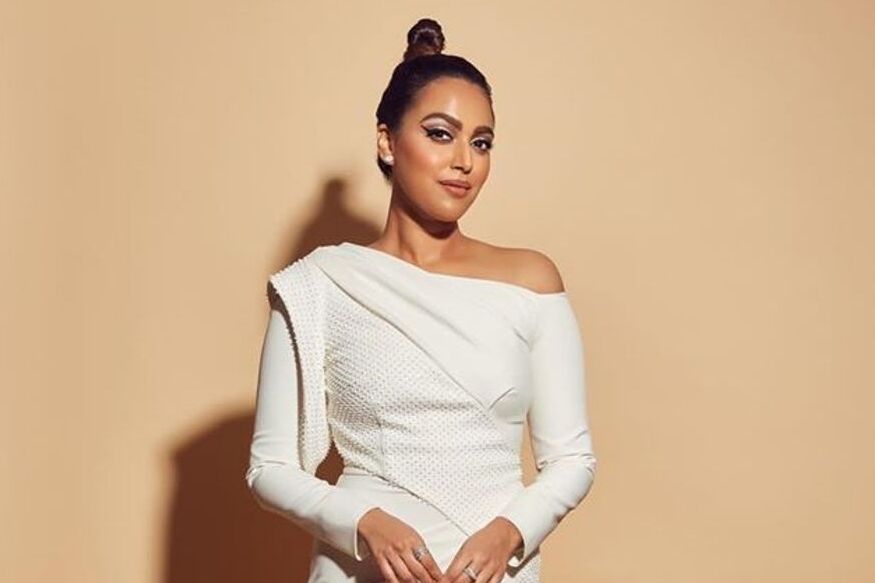 नटून-थटून IIFA अवॉर्डला पोहोचलेल्या स्वरा भास्करनं भर ग्रीन कार्पेटवर काढली सॅन्डल