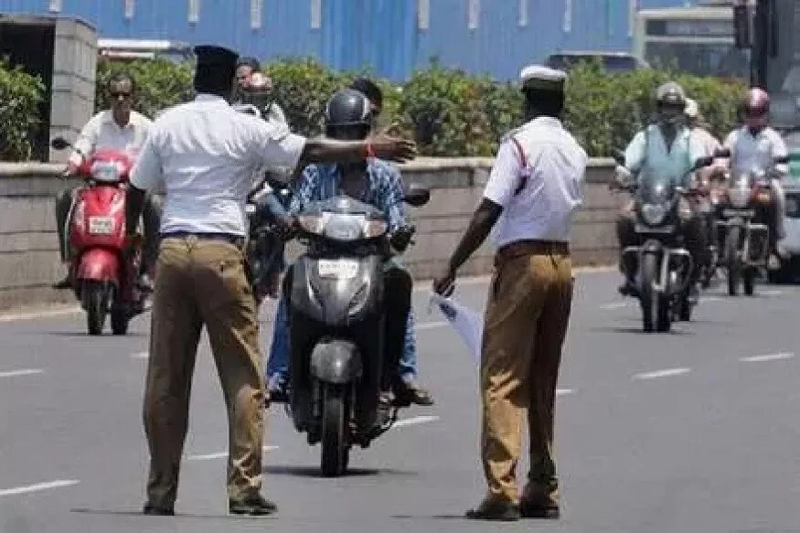 मोटर व्हेइकल अॅक्टनुसार आता वाहतुकीच्या नियमांचे उल्लंघन केल्यास मोठ्या रकमेचा दंड आकारण्यात येत आहे. वेगानं गाडी चालवणे, रस्ते वाहतुकीच्या नियमांचे पालन न करणे, गाडी चालवण्याचा परवाना किंवा इतर कागदपत्रे नसल्यास दंड होऊ शकतो. मोटर व्हेइकल अॅक्टनुसार आता वाहतुकीच्या नियमांचे उल्लंघन केल्यास मोठ्या रकमेचा दंड आकारण्यात येत आहे. वेगानं गाडी चालवणे, रस्ते वाहतुकीच्या नियमांचे पालन न करणे, गाडी चालवण्याचा परवाना किंवा इतर कागदपत्रे नसल्यास दंड होऊ शकतो.