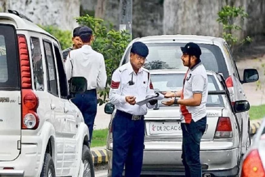 वाहन चालवताना चालक आणि त्याच्यासोबत असेलेल्या व्यक्तिने सिट बेल्ट लावणं बंधनकारक आहे. मात्र, गर्भवती महिला किंवा दुखापत असलेल्यांना यामधून सूट देण्यात आली आहे. वाहन चालवताना चालक आणि त्याच्यासोबत असेलेल्या व्यक्तिने सिट बेल्ट लावणं बंधनकारक आहे. मात्र, गर्भवती महिला किंवा दुखापत असलेल्यांना यामधून सूट देण्यात आली आहे.
