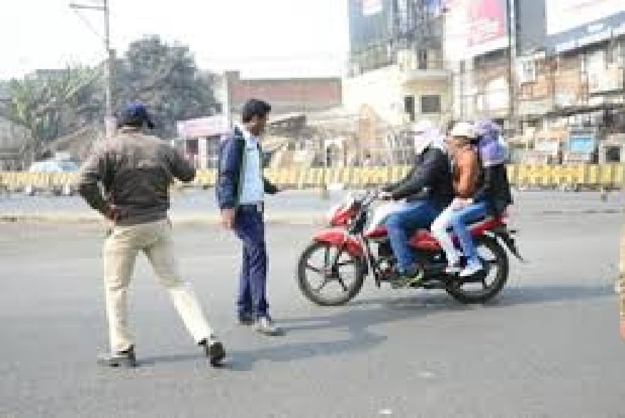 अनेकदा गाडी थांबवल्यानंतर वाहतूक पोलीस वाहनाची किल्ली काढून घेतात. त्यांना अशाप्रकारे किल्ली काढून घेण्याचा अधिकार नाही. तुम्ही वाद न घालता त्यांच्याशी बोललं पाहिजे. अनेकदा गाडी थांबवल्यानंतर वाहतूक पोलीस वाहनाची किल्ली काढून घेतात. त्यांना अशाप्रकारे किल्ली काढून घेण्याचा अधिकार नाही. तुम्ही वाद न घालता त्यांच्याशी बोललं पाहिजे.