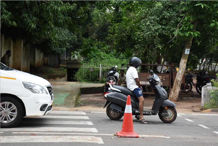 वाहतुक निरीक्षक तुम्हाला थांबवू शकतात. जसे तुमच्यासाठी काही नियम आहेत तसेच त्यांच्यासाठीही नियम आहेत. ते नियम वाहतुक निरीक्षकांनी पाळणं गरजेचं असतं. प्रत्येक वाहतूक पोलीस त्यांच्या गणवेशात असणं बंधनकारक आहे. त्यावर त्यांचा बक्कल नंबर आणि नाव असायलाच हवं. या गोष्टी नसतील तर तुम्ही त्यांच्या ओळखपत्राची मागणी करून शकता. त्यांनी ओळखपत्र दाखवण्यास नकार दिल्यास तुमच्या गाडीची कागदपत्रं त्यांना देऊ नका.